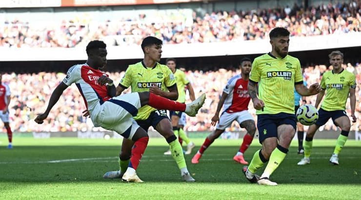 בוקאיו סאקה בועט (רויטרס) בוקאיו סאקה בועט