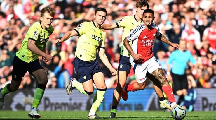 גבריאל ז'סוס מנסה להתגבר על אסופת שחקני היריבה (רויטרס) גבריאל ז'סוס מנסה להתגבר על אסופת שחקני היריבה