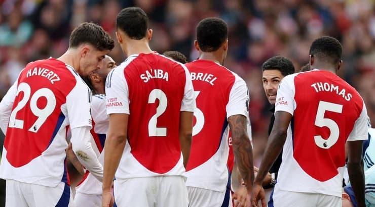 מיקל ארטטה מתדרך את שחקני ארסנל (רויטרס) מיקל ארטטה מתדרך את שחקני ארסנל