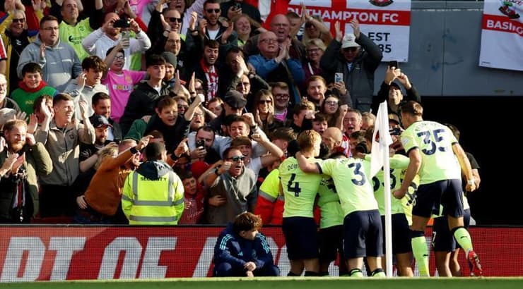 שחקני סאות'המפטון בעננים (רויטרס) שחקני סאות'המפטון בעננים