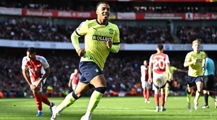 קמרון ארצ'ר מרוצה מעצמו (רויטרס) קמרון ארצ'ר מרוצה מעצמו