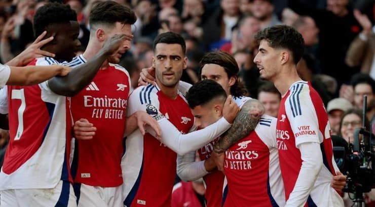 שחקני ארסנל חוגגים עם גבריאל מרטינלי (רויטרס) שחקני ארסנל חוגגים עם גבריאל מרטינלי