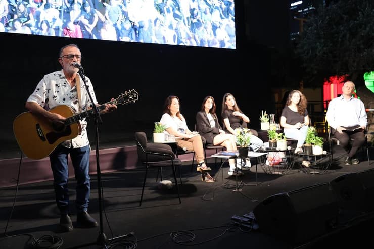 סלון עוטף  בכיכר החטופים - שיח אינטימי עם בני משפחות חטופים ושורדי השבי לציון שנה לשבעה באוקטובר
