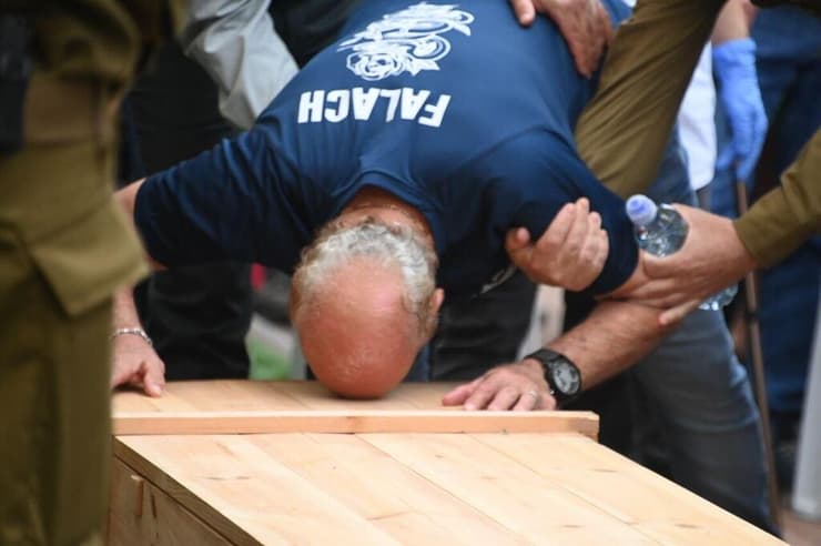 לווייתו של סרן בן ציון פלח בבית העלמין ניצני עוז-תנובות