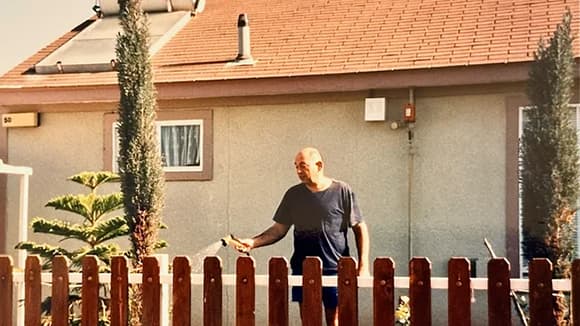 היה לו טוב כאן. סרגיי גרדסקול משקה את הגינה בבית באופקים (צילום באדיבות משפחת גרדסקול ) היה לו טוב כאן. סרגיי גרדסקול משקה את הגינה בבית באופקים