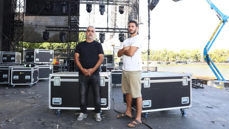 שמריז וחוגג בפארק הירקון. "החיבור היה טבעי, למרות הניסיון לייצר בנינו חציצה" (צילום: דנה קופל) את יונתן שמריז ושיראל חוגג בפארק הירקון