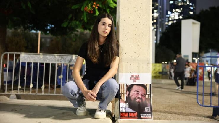 ספיר כהן ששוחררה מהשבי עם תמונתו של איתן הורן