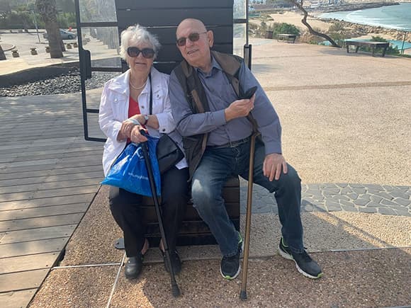 לא חזרו לאוקראינה בגלל המלחמה שם. ויקטוריה וסרגיי גרדסקול בטיילת באשקלון (צילום: אולגה גרדסקול, באדיבות משפחת גרדסקול) לא חזרו לאוקראינה בגלל המלחמה שם. ויקטוריה וסרגיי גרדסקול בטיילת באשקלון