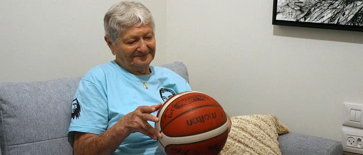 מכבי ת"א הענקת כדור חתום ממשחק האליפות לאוהדת יפה אדר שחזרה מהשבי