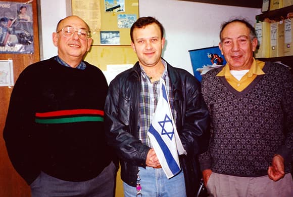 כל דבר הוא היה לומד עד הסוף. סרגיי גרדסקול (משמאל), עם ישי אבישי (מימין) וגרגורי ברוורמן (צילום באדיבות גרגורי ברוורמן ) כל דבר הוא היה לומד עד הסוף. סרגיי גרדסקול (משמאל), עם ישי אבישי (מימין) וגרגורי ברוורמן