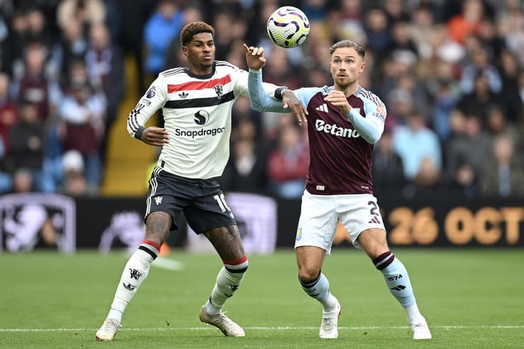 שחקן מנצ'סטר יונייטד מרקוס רשפורד מול שחקן אסטון וילה מאטי קאש