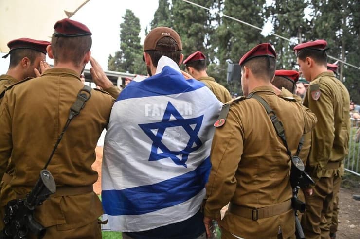 לווייתו של סרן בן ציון פלח בבית העלמין ניצני עוז-תנובות