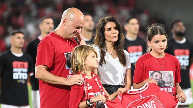 עמוס הורן, אחיהם של אוהדי הפועל באר-שבע יאיר ואיתן הורן החטופים בעזה, לצד ילדיו