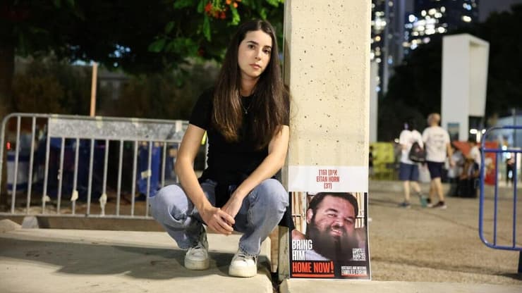 ספיר כהן ששוחררה מהשבי עם תמונתו של איתן הורן