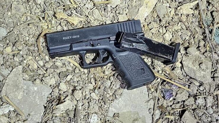 האקדח שהשליך החשוד הנשק של חוליית הירי שנתפסה בנצרת