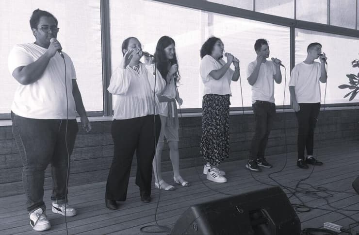 להקת "שווים" עם צרכים מיוחדים בביצוע לזכרם של הנרצחים החטופים וחללי צה"ל