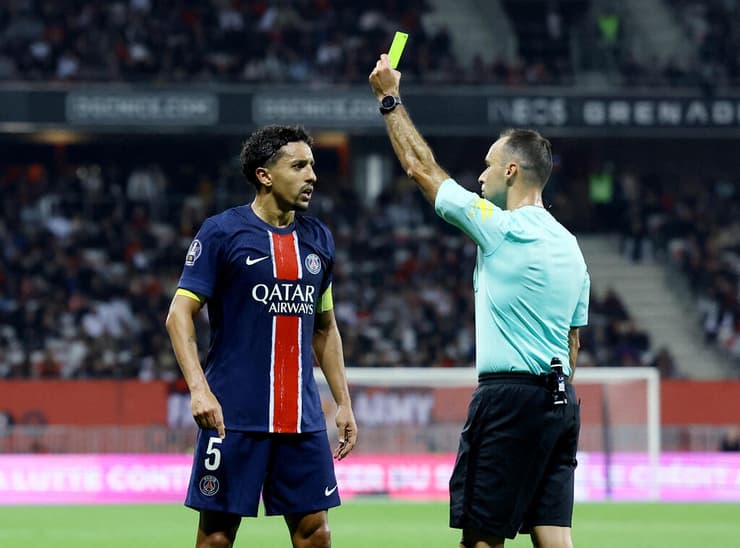 פריז סן ז'רמן מעדה. מרקיניוס (REUTERS/Manon Cruz) שחקן פריז סן ז'רמן מרקיניוס