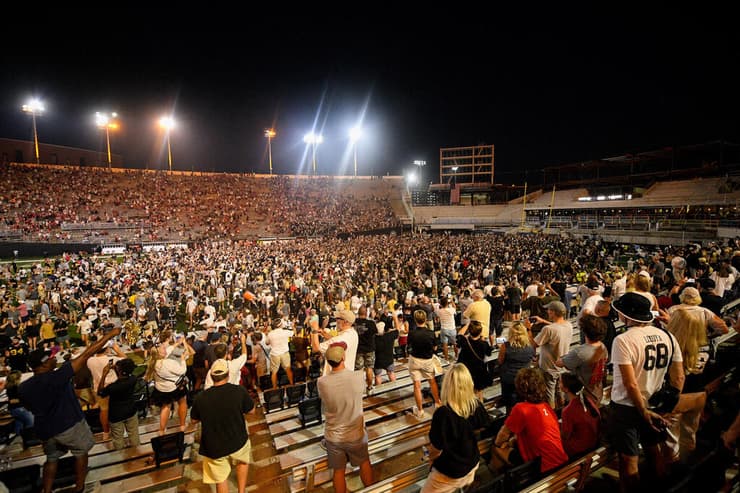 הניצחון הגדול בתולדות הקבוצה. אוהדי ונדרבליט (צילום: Steve Roberts-Imagn Images) אוהדי ונדרבליט