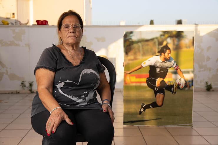 מימי אסולין, אמו של ליאור אסולין ז"ל, עם דיוקנו של בנה