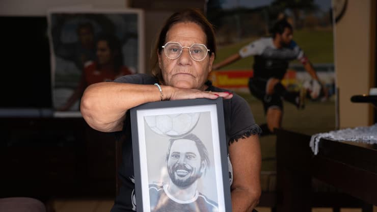 מימי אסולין, אמו של ליאור אסולין ז"ל, עם דיוקנו של בנה