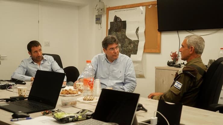 איציק שמולי, אריק גולדשטיין מנכל פדרציית ניו יורק, רמ"ט פיקוד צפון תא"ל אלון פרידמן בחדר המצב במטולה (אליאנה נאוסטאדט?) איציק שמולי אריק גולדשטיין מנכל פדרציית ניו יורק רמ"ט פיקוד צפון תא"ל אלון פרידמן