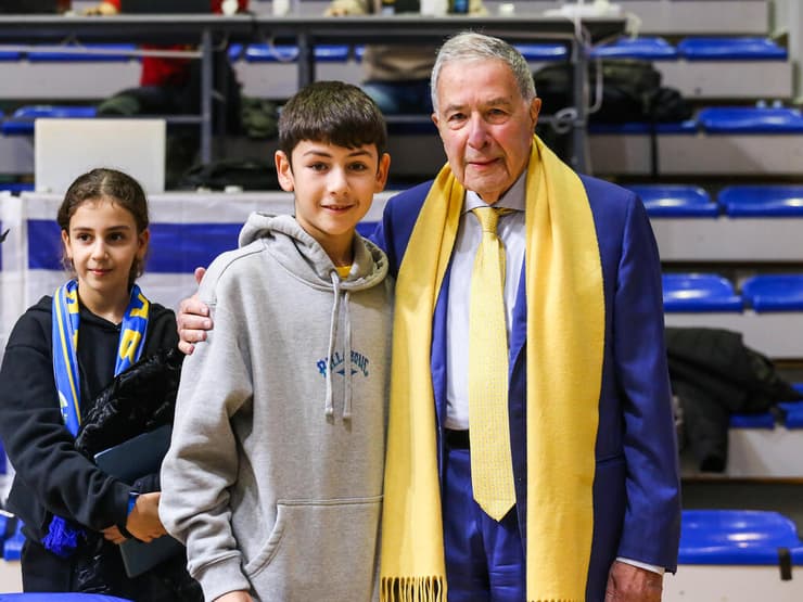 שמעון מזרחי עם איתן יהלומי ששוחרר משבי חמאס נגד אנאדולו אפס בבלגרד