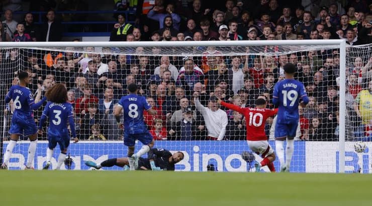 הרגע בו הכדור של כריס ווד חוצה את קו השער