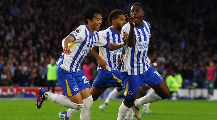 שחקני ברייטון חוגגים