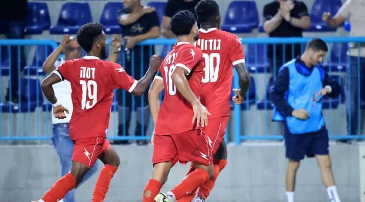 שחקני הפועל אום אל פאחם חוגגים (חג'אג' רחאל) שחקני הפועל אום אל פאחם חוגגים