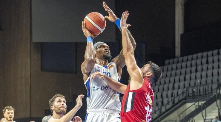 כריס סילבה זורק, השתלט על המשחק (רועי כפיר) כריס סילבה זורק, השתלט על המשחק