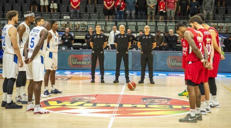 שחקני גליל עליון ובני הרצליה בטקס לזכר ה-7.10 (רועי כפיר) שחקני גליל עליון ובני הרצליה בטקס לזכר ה-7.10