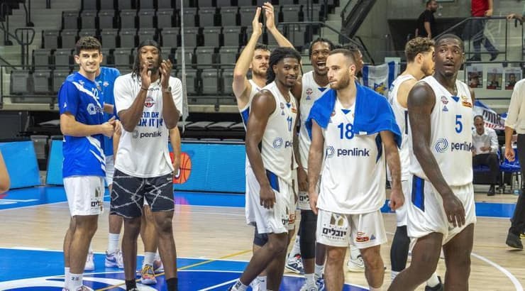 שחקני בני הרצליה חוגגים (רועי כפיר) שחקני בני הרצליה חוגגים