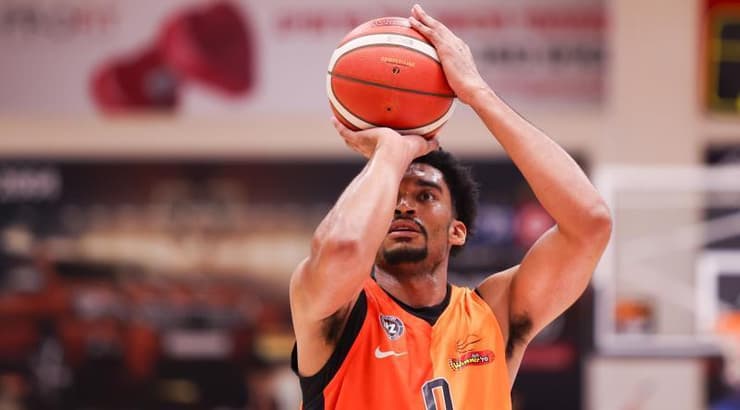 ריקי לינדו זורק