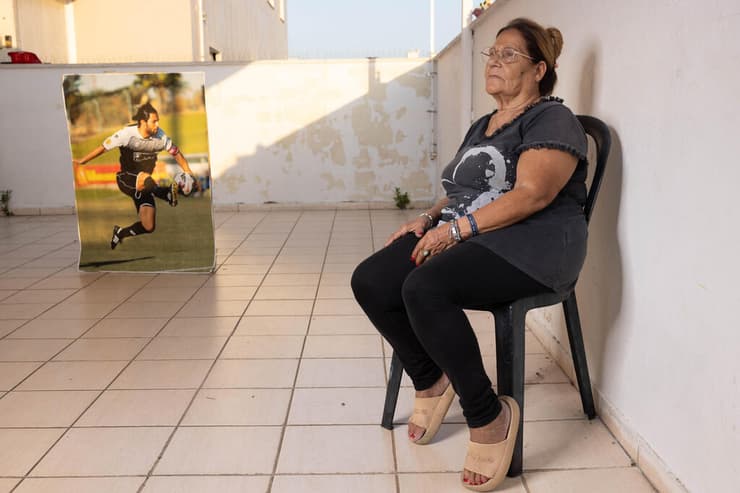 מימי אסולין, אמו של ליאור אסולין ז"ל, עם דיוקנו של בנה