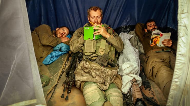 מתוך "לא גיבורים אנחנו"