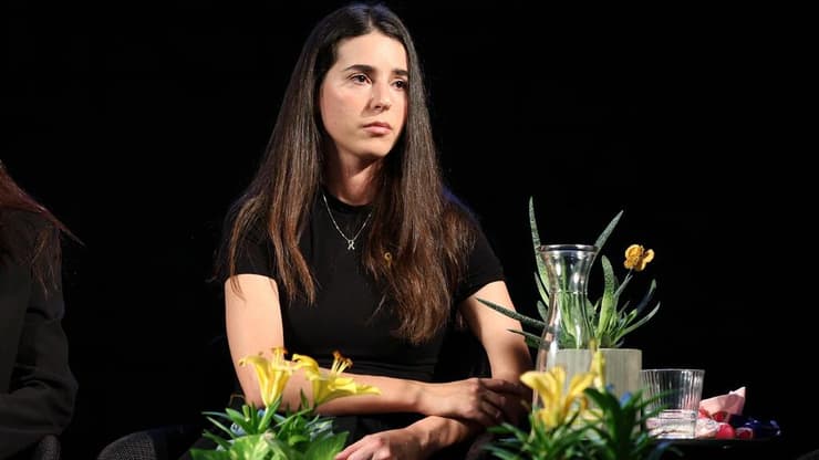 סלון עוטף  בכיכר החטופים - שיח אינטימי עם בני משפחות חטופים ושורדי השבי לציון שנה לשבעה באוקטובר