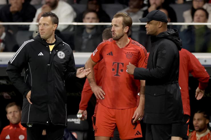 לפחות שבו לפסגה. הארי קיין עם וינסנט קומפאני (Alex Grimm/Getty Images) שחקן באיירן מינכן הארי קיין עם וינסנט קומפאני