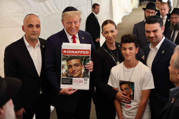 טראמפ בביקור בקבר הרבי מלובביץ', עם תמונת החטוף עידן אלכסנדר (צילום: Michael M. Santiago / GETTY IMAGES NORTH AMERICA / AFP) דונלד טראמפ ביקור באוהל אדמו"רי חב"ד בניו יורק