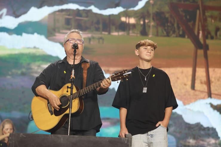 שלמה ארצי שר את "שדות של אירוסים", לצד שורד השבי יגיל יעקב
