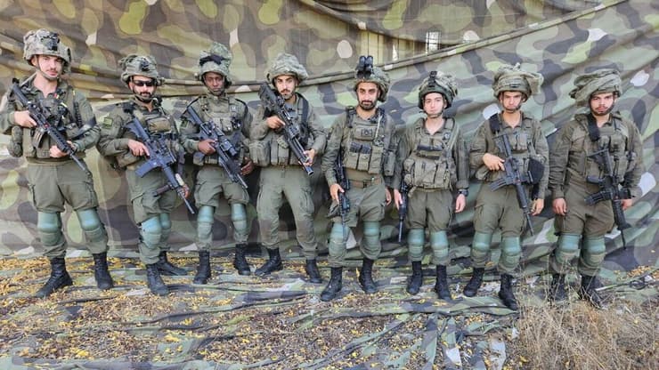 הכתב יואב זיתון עם חיילי גדוד 13 בגבול לבנון