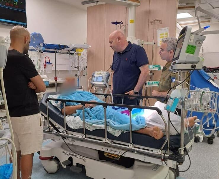 יוסי נבעה ליד מיטתו של מעוז אמירי