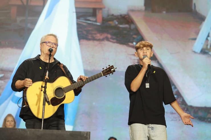 שלמה ארצי שר את "שדות של אירוסים", לצד שורד השבי יגיל יעקב