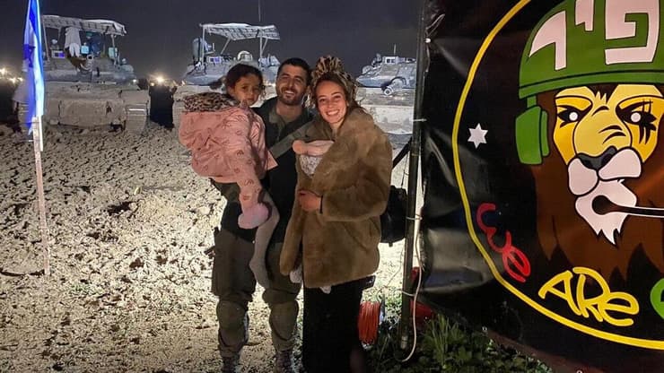 רב-סרן (במיל') דוד פחימה עם משפחתו ביציאה מחאן יונס