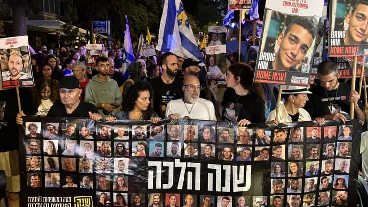 צעדה מכיכר פריז למעון רה"מ בירושלים - קריאת השכמה לציון יום השנה ל-7.10