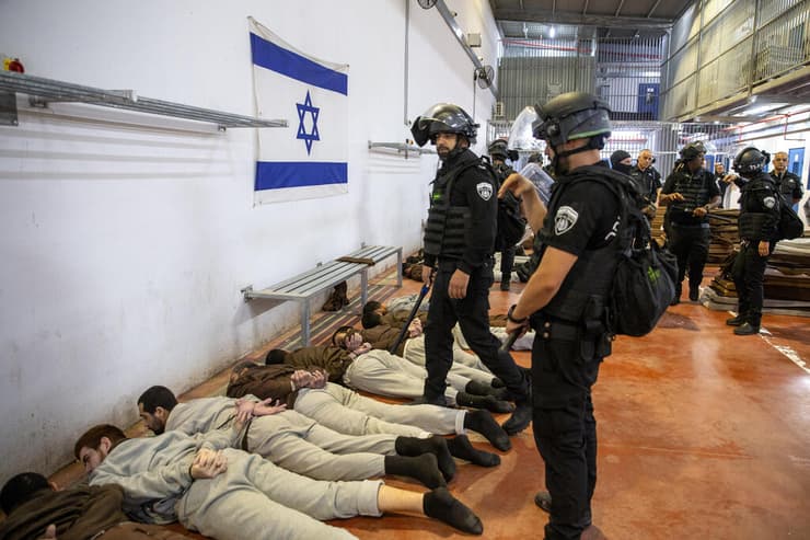 ריכוז האסירים בזמן החיפוש בתאים (צילום: עמית שאבי) פעילות היחידות המיוחדות של שב"ס בכלא עופר