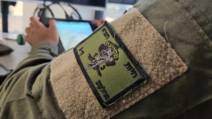הכתב יואב זיתון עם חיילי גדוד 13 בגבול לבנון