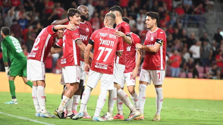 שחקני הפועל באר-שבע חוגגים