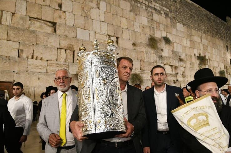 רב הכותל (מימין) וחיים טייב (משמאל) בטקס בכותל