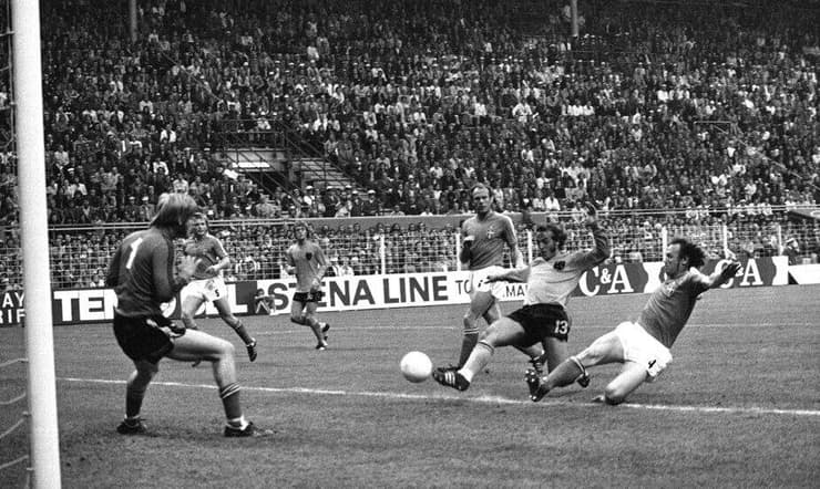 ניסקנס (בלבן) נגד שבדיה במונדיאל 1974 (צילום: AP Photo/Gomez) יוהאן ניסקנס נגד שבדיה במונדיאל 1974