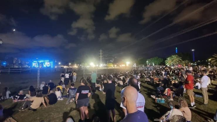 צופים מבחוץ בטקס הזיכרון הלאומי בהשתתפות משפחות החטופים לזכר ה-7.10